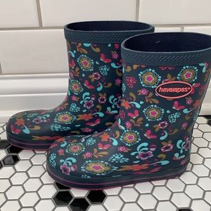 Barely worn rain boots